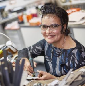 eyebizz_70 Frauen: Marion Frost am Arbeitsplatz