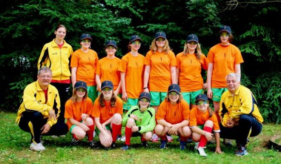 BVA: Einsatz für Schulsportbrillen - hier bei einer Mädchen-Fußballmannschaft