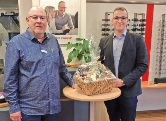 Schweizer und Optelec feiern 2.000ste Koop-LowVision-Versorgung - die Herren Jakobs und Damerow