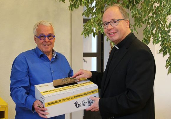 Brillen Weltweit: Carlo Wagner und Bischof Dr. Stephan Ackermann