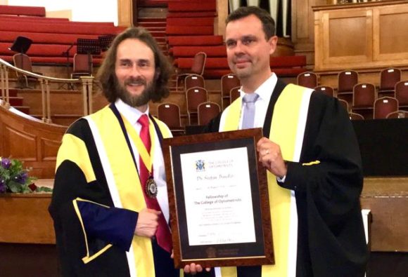 College of Optometrists: Dr. Stefan Bandlitz (rechts) erhält den Optometrie-Preis