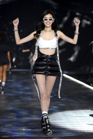 Marcolin: Ming Xi mit einer Brille von Victoria's Secret