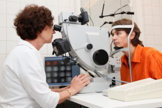 Augenärztin bei der Netzhautdiagnostik