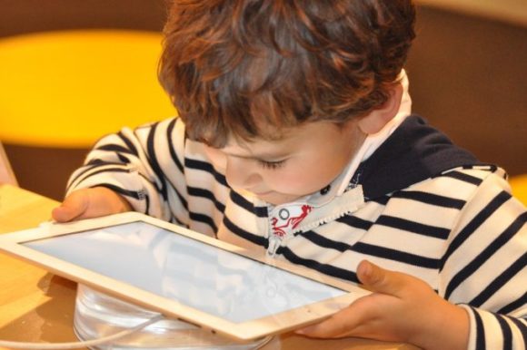 Kind mit Tablet - Nah-Arbeit fördert Kurzsichtigkeit - Entgegenwirken mit Kontaktlinsen