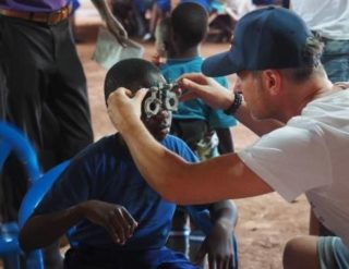 Wir helfen sehen - Augenoptik in Uganda - Sehtest