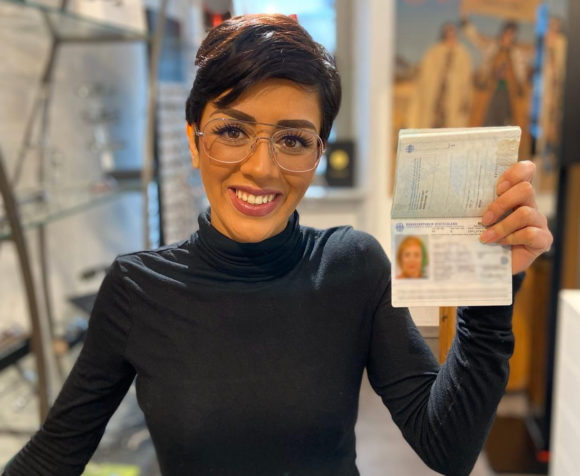Parastu Akifi hat ihren Ausweis