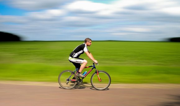 Sport kann helfen, ein Glaukom zu vermeiden - hier Fahrrad fahren 