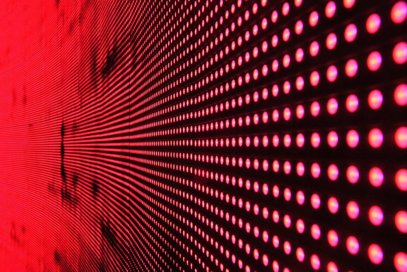 Rotlicht gegen nachlassende Sehkraft - Regelmäßige Lichtdusche wirkt  altersbedingter Ermüdung der Netzhaut entgegen 