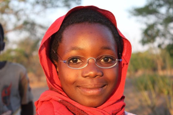 EinDollarBrille - Mädchen in Malawi