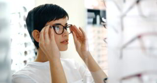 Frau mit Brille beim Augenoptiker