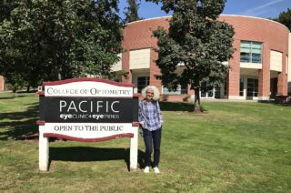 Katja Schiborr vor dem College of Optometry der Pacific University Oregon