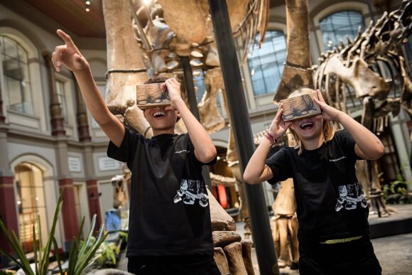 Kinder mit VR-Brille im Museum