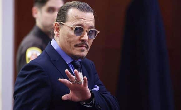 Johnny Depp mit seiner Brille von AM Eyewear vor Gericht