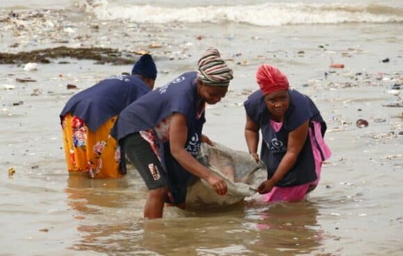 Sea2see Foundation Ghana - Müll aus dem Meer sammeln