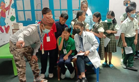 Vision for the World: Schulkinder in Kathmandu warten auf den Augen-Check