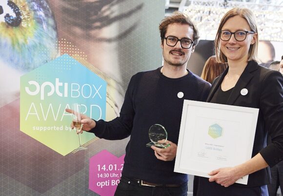 opti box award 2023 an Lars Brillen: Simon Krähenbühl und Silvia Nadenbousch