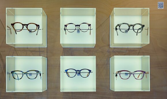Optik Angst: Brillen mit QR-Code zu Nachhaltigkeit des Lieferanten