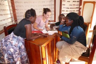 EDA: Beispiel Augenoptiker Weiterbildung in Afrika