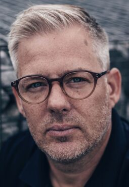 vinz roy eyewear: Founder van den Akker