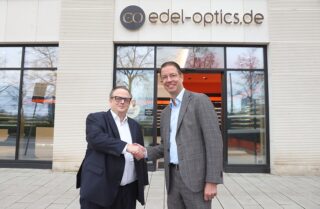 Edel-Optics Dennis Martens GF mit Carsten Bode GF Optiker Bode vor EO-Filiale Hamburg