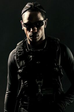 Travis Scott und Oakley c EssilorLuxottica