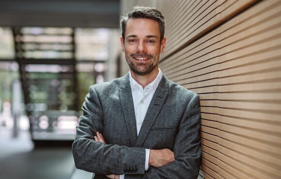 „Wir sind Innovationsführer, da ist es klar, dass auf uns geschaut wird, und es ist dann auch nicht überraschend, dass bei uns gleich von Schließung gesprochen wird ...“ Ralf Ellermann, Vize-Präsident Global Marketing der Rodenstock-Gruppe (© Rodenstock)