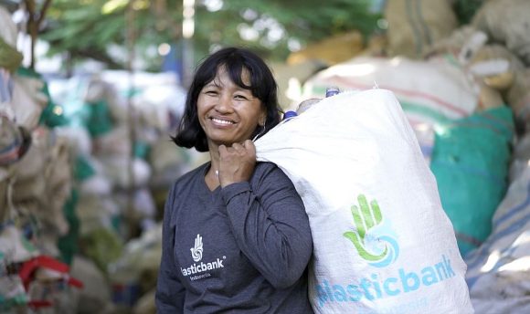 CooperVision-Video: Turning Plastic into Purpose -mit Asnaini (von der Plastic Bank)