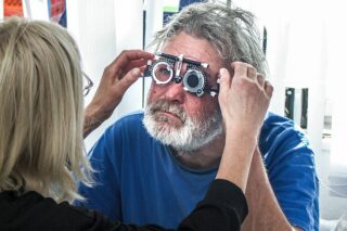 Mehrblick Prüfbrille für obdachlosen Mann c Mehrblick eV