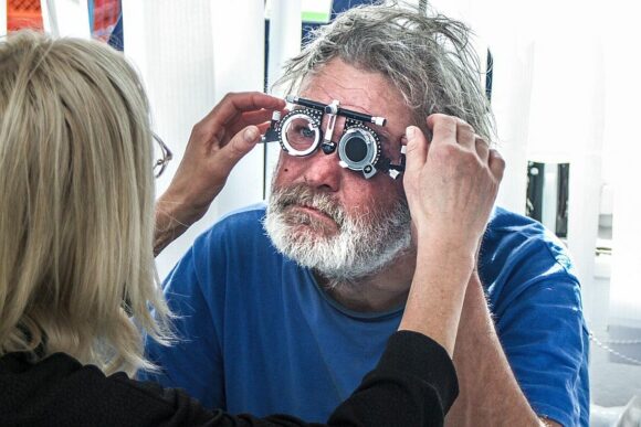 Mehrblick Prüfbrille für obdachlosen Mann c Mehrblick eV