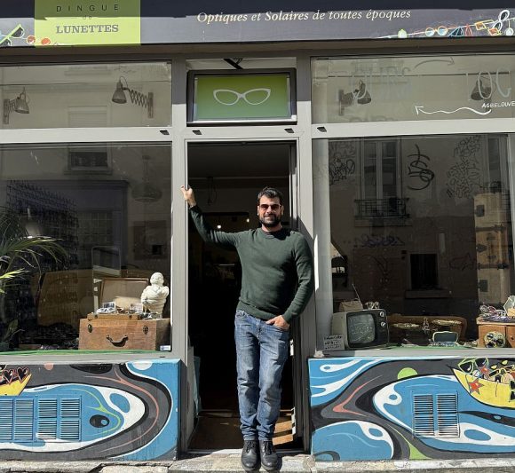 Dingue de Lunettes-Gründer Dan Alcabès vor seinem ersten Laden in Paris