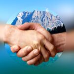 Lieferant Partner Kontaktlinse Handschlag zentriert c Sophie Hornberger