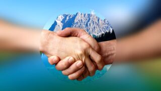 Lieferant Partner Kontaktlinse Handschlag zentriert c Sophie Hornberger