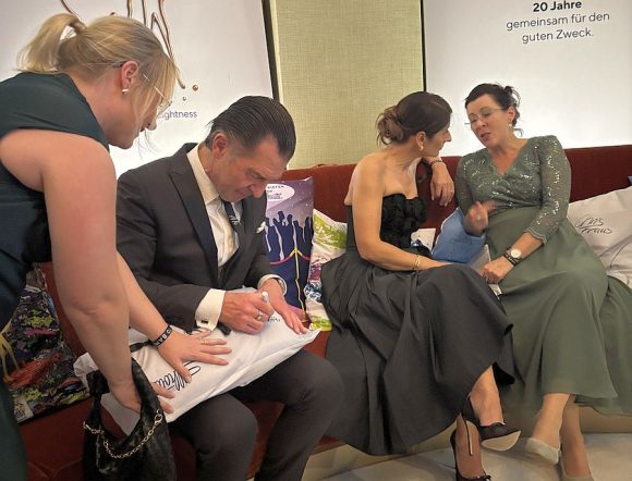 Silhouette Tribute to Bambi 2025 Philipp Welte als Gastgeber signiert