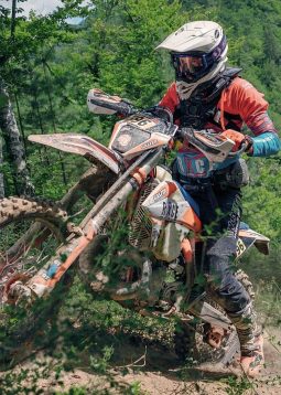 Enduro-Fahrer und Kontaktlinsen-Traeger Marcel Michitsch c Marcel Michitsch
