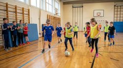 Kinder beim Schulsport (KI-generiert mit Gemini)