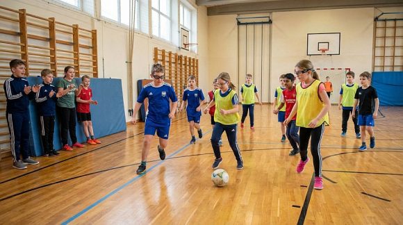 Kinder beim Schulsport (KI-generiert mit Gemini)