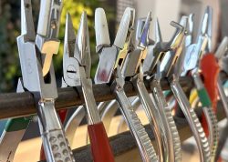 Augenoptiker Werkstatt Handwerk Zangen