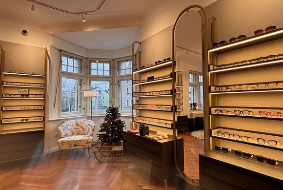 Fink Optik: Goldene Regalsysteme für Fassungen (c Unikat Agentur)