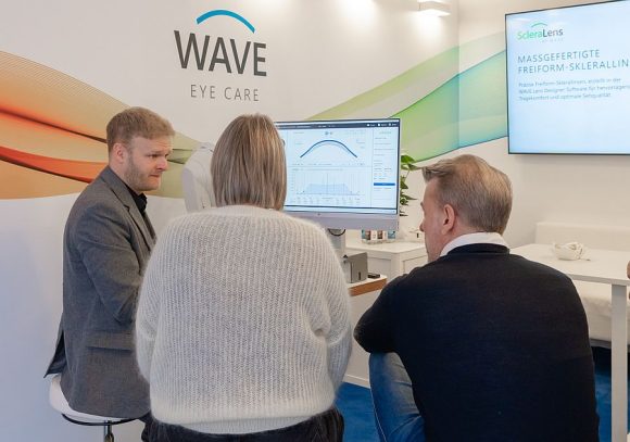 opti 2026 Maik Stach Kundengespräch c Wave Contact Lens System