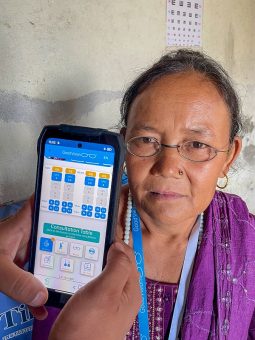 Augen-Untersuchung GoodVision App Nepal c Antje Christ
