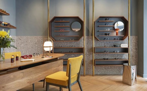 Warentraeger Nussbaumholz Messingstangen c Optica Santa María