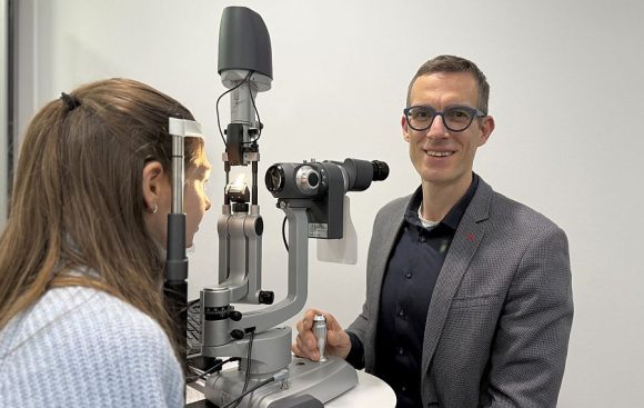 Simon Jäkel von Optik Jäkel GmbH in Kelheim