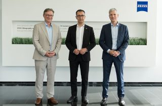Zeiss: Besuch Oberkochen - Dr. Frank Rohmund, Ministerpräsident Cem Oezdemir und Andreas Pecher (c Zeiss Gruppe)