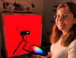 Rupp + Hubrach Wissenschafts-Preis 2026 zum Thema Rotlicht-Therapie: Vanessa Marie Brauer mit Lichtbox