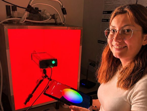 Rupp + Hubrach Wissenschafts-Preis 2026 zum Thema Rotlicht-Therapie: Vanessa Marie Brauer mit Lichtbox