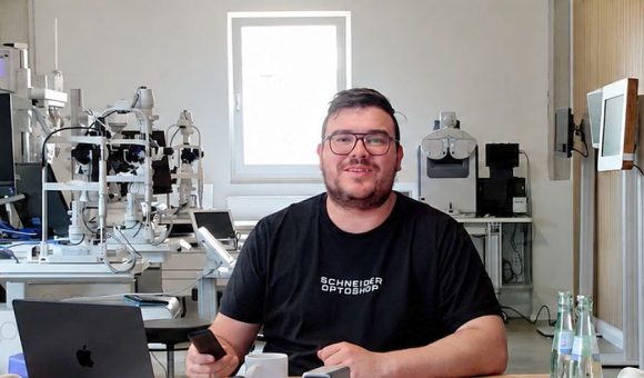Optoshop Alexander Schneider am Schreibtisch im neuen Showroom